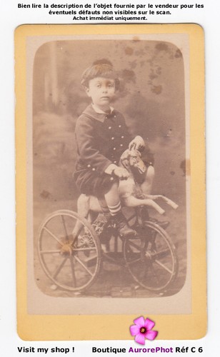 Enfant sur jouet tricycle - enfant,