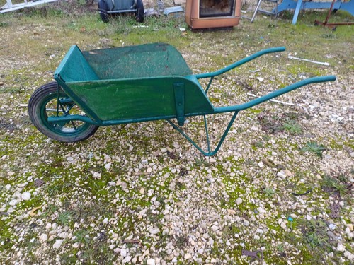 Brouette fer bois des - et,