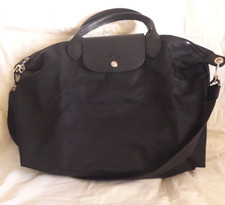 Sac noir Longchamp avec sa