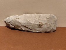 Hache taillée en silex du