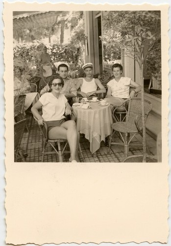 Portrait famille attablée