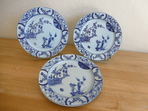 Trois assiettes plates faience - plates,