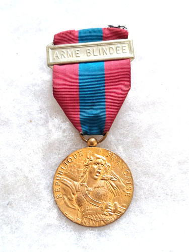 Une médaille défense - une,