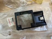 UN CACHE COUVERCLE PLASTIQUE