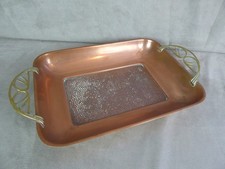 JOLI PLATEAU ART NOUVEAU, en cuivre martelé.