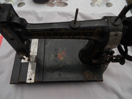 Ancienne machine coudre - ancienne, à