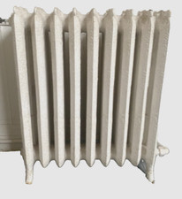 Radiateur ancien sur pieds a  lames fleuries en fonte de fer XX siècle