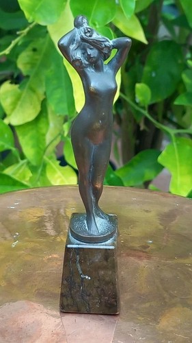 Baigneuse dehanchée nue femme - baigneuse,