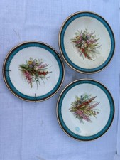 Lot de 3 assiettes anciennes décor floral polychrome – liseré turquoise et doré