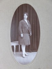 053 - photo - young woman - hairstyle shoe bag - ph pore - rodez