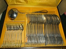 UNE MENAGERE 37 PIECES METAL