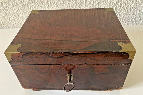 Ancien petit coffre - , fort