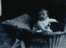 GLASS PHOTO PLATE 12 x 9 CM, NEGATIVE, CHILD, BABY SITTING IN WICKER BASKET