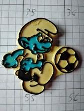 Smurf Smurf Smurfs, Smurf FOOTBALLER pins pin badge peyo 1983 PVC 