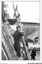 AHWP12-0796 - TRADES - the roofer