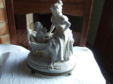 une statuette une bergere avec