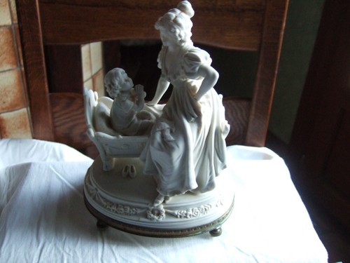 Une statuette - une,