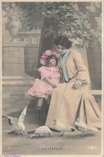 CP LES PIGEONS - MAMAN ET PETITE FILLE ELEGANTE CHAPEAU SUR BANC