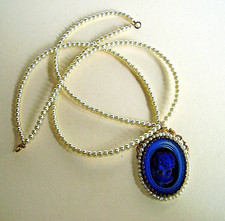 J910 / COLLIER DEUX RANGS PERLES CAMÉE DE VERRE BLEU GRAVÉ EN CREUX  / 5,5 CM