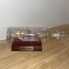 Bateau HMS Bounty Verre Soufflé En Bouteille Sur Socle En Bois Objet Décoratif