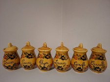 pots à épices jaunes avec