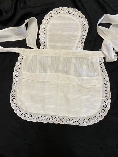Ancien tablier bordé dentelle