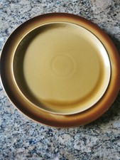 Assiette couleur caramel
