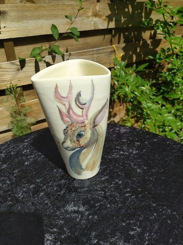 Vase triangulaire décor cerf