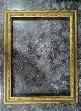 Cadre en bois de sapin doré à la feuille d'or. Dimensions intérieures : cm.50x60