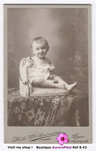Enfant bébé pose - pose, assis