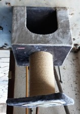 Arbre à chats. Neuf,jamais servi. Dimensions : 51x40x83cms