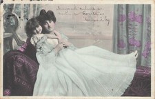 CP CHILD SMILING AROUND NECK WOMAN ELEGANT ON COUCH - 26507