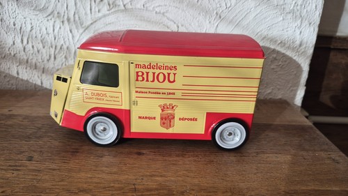Magnifique boite metal biscuit - magnifique,