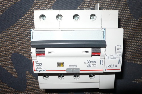 Disjoncteur differentiel 4pole - disjoncteur,