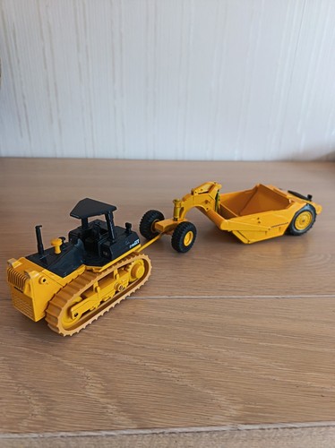 Scraper caterpillar tracté
