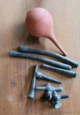 Ensemble ancien de lavement avec  poire robinets et canules