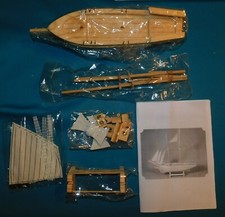 JOUSTRA . ANCIENNE MAQUETTE EN BOIS NEUVE . BATEAU VOILIER GOELETTE . L 35 cm