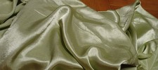 Tissu crêpe de satin vert