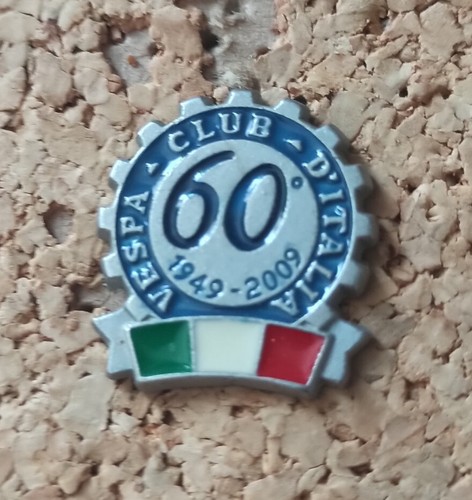 Pin vespa club italia - pin's,