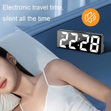 Réveil LED compact avec