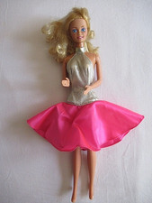 BARBIE en ROBE ROSE FUSCHIA et