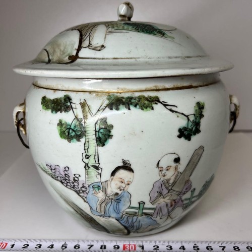 Ancien pot recouvert - , de
