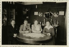 ANTIQUE PHOTO - VINTAGE SNAPSHOT - INDOOR LOUNGE TABLE GROUP MIRROR FASHION