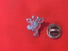 pins TOYS’R US logo girafe