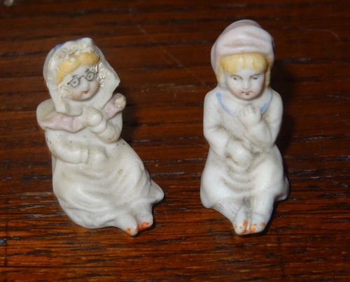 Deux minuscules figurines