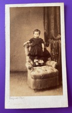 Photo CDV cca 1860 MAUJEAN PARIS girl standing on a padded armchair A203