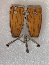 Pin’s Paire De Congas musique Reggae Percussion Signé Démons Et Merveilles