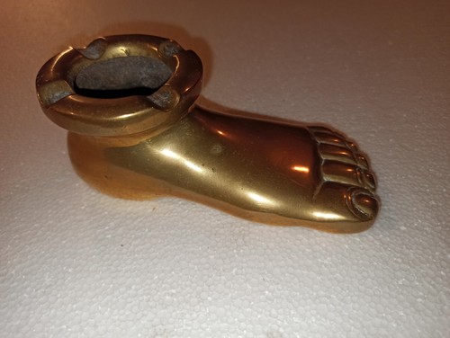 Cendrier forme pied en - de,