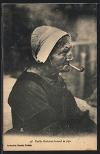 CPA Vieille Bretonne fumant sa