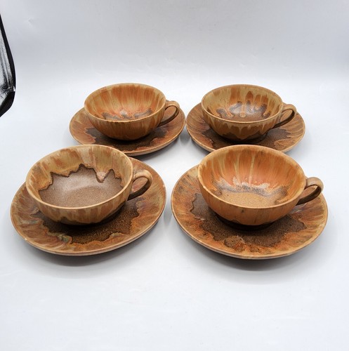 Quatre tasses sous - quatre, sous-tasses